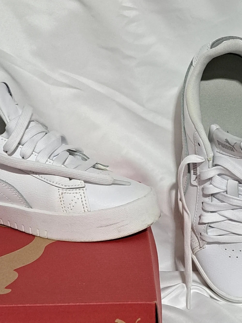 Sz 7 Puma White Low-Top Leather Sneakers